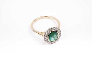 An emerald and diamond ring in 14 carat yellow gold - 2