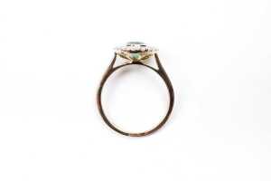 An emerald and diamond ring in 14 carat yellow gold - 4