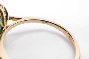 An emerald and diamond ring in 14 carat yellow gold - 5