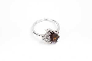 A smoky quartz and diamond ring in 18 carat white gold - 2