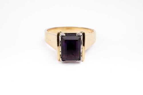 A vintage amethyst ring in 18 carat yellow gold