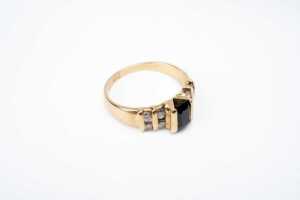 A sapphire and diamond ring in 18 carat yellow gold - 2