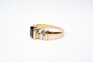 A sapphire and diamond ring in 18 carat yellow gold - 3