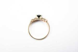 A sapphire and diamond ring in 18 carat yellow gold - 4