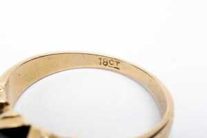 A sapphire and diamond ring in 18 carat yellow gold - 5