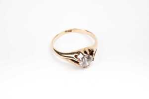 A diamond solitaire ring in 18 carat yellow gold - 2