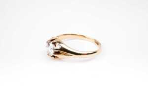 A diamond solitaire ring in 18 carat yellow gold - 3