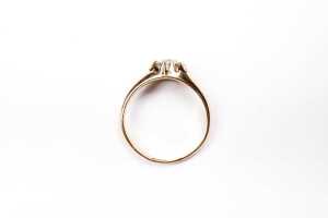 A diamond solitaire ring in 18 carat yellow gold - 4