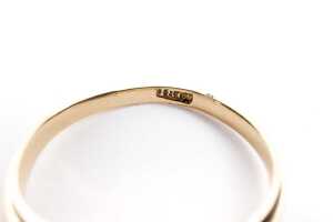 A diamond solitaire ring in 18 carat yellow gold - 5