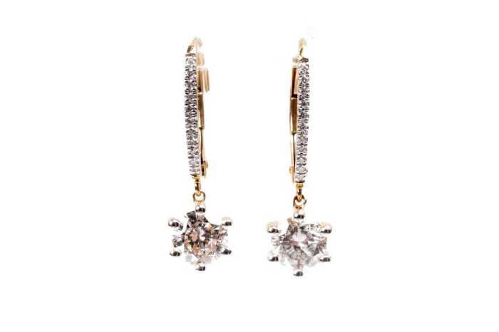 A pair of diamond earrings in 18 carat yellow gold
