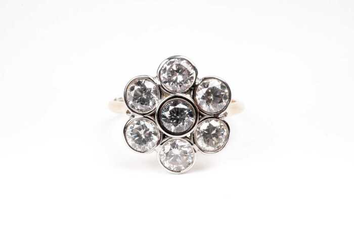 A diamond ring in 18 carat yellow gold
