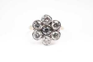 A diamond ring in 18 carat yellow gold