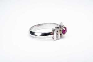 A ruby and diamond ring in 18ct white gold - 3