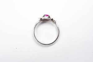 A ruby and diamond ring in 18ct white gold - 4