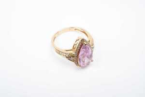 A morganite and diamond ring in 14 carat yellow gold - 2