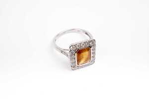 A yellow sapphire and diamond ring in 14 carat white gold - 2