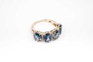 A Ceylon sapphire and diamond ring in 14 carat yellow gold - 2