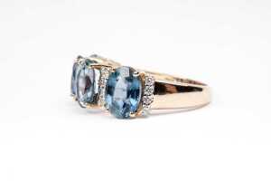 A Ceylon sapphire and diamond ring in 14 carat yellow gold - 3