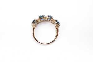A Ceylon sapphire and diamond ring in 14 carat yellow gold - 4