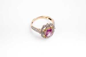 A pink sapphire and diamond ring in 14 carat yellow gold - 2