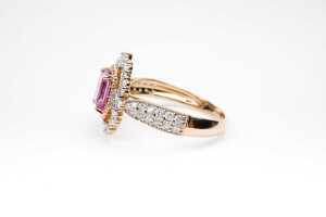A pink sapphire and diamond ring in 14 carat yellow gold - 3
