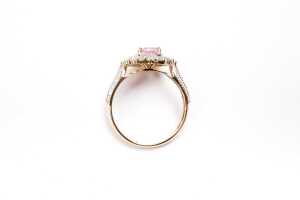 A pink sapphire and diamond ring in 14 carat yellow gold - 4