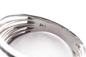 A diamond ring in 14 carat white gold - 5