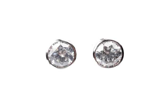 A pair of diamond stud earrings in 14 carat white gold
