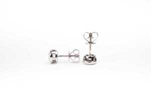 A pair of diamond stud earrings in 14 carat white gold - 3