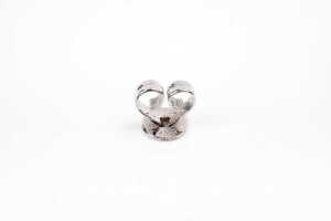 A pair of diamond stud earrings in 14 carat white gold - 4