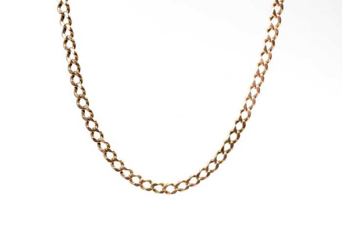 A curb chain in 9 carat yellow gold