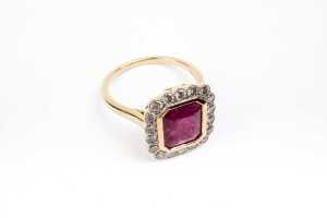 A ruby and diamond ring in 18 carat yellow gold - 2