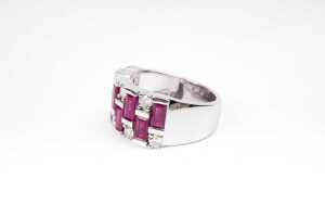 A ruby and diamond ring in 14 carat white gold - 3
