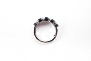 A ruby and diamond ring in 14 carat white gold - 4