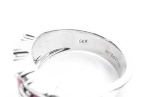 A ruby and diamond ring in 14 carat white gold - 5