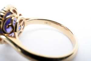 A tanzanite and diamond ring in 18 carat yellow gold - 5