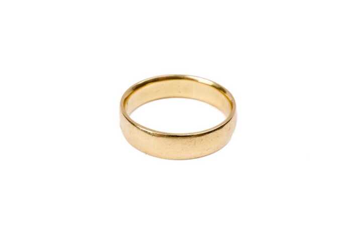 A wedding band in 18 carat yellow gold