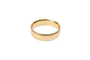 A wedding band in 18 carat yellow gold