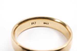 A wedding band in 18 carat yellow gold - 4