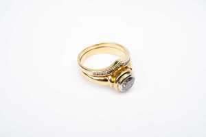 A diamond ring set in 18 carat yellow gold - 2