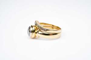 A diamond ring set in 18 carat yellow gold - 3