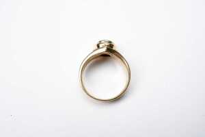 A diamond ring set in 18 carat yellow gold - 4