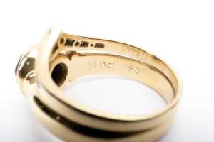 A diamond ring set in 18 carat yellow gold - 5