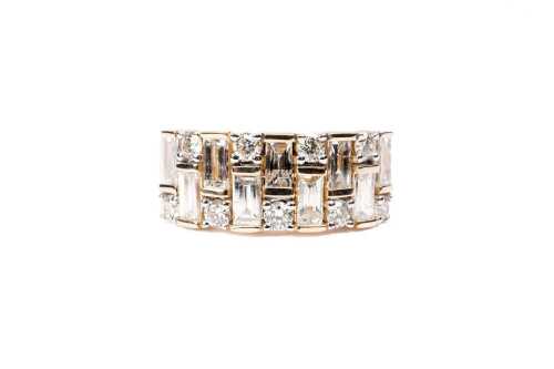 A diamond ring in 14 carat yellow gold