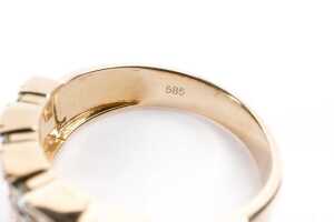A diamond ring in 14 carat yellow gold - 5