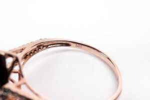 A pink sapphire and diamond ring in 14 carat rose gold - 5