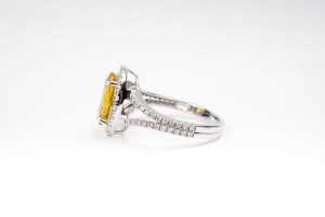 A yellow sapphire and diamond ring in 14 carat white gold - 3