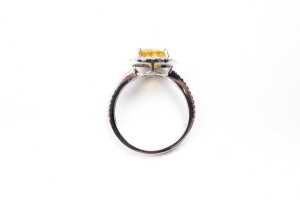 A yellow sapphire and diamond ring in 14 carat white gold - 4