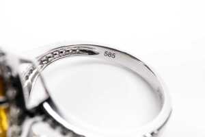 A yellow sapphire and diamond ring in 14 carat white gold - 5
