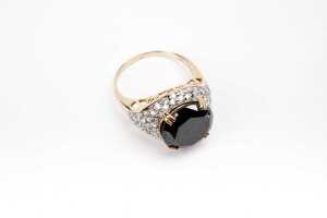 A black and white diamond ring in 14 carat yellow gold - 3